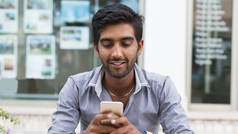 图片——一个用手机的男人,800像素